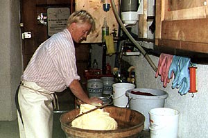 Herstellung von Butter auf der Berglialp, Buttermilch, Joghurt